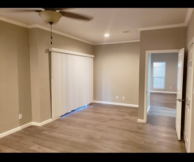 Foto del edificio - 11839 Parliament St