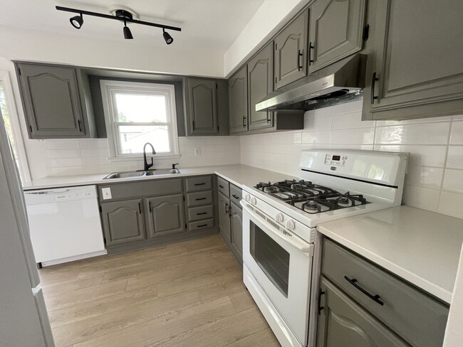 Kitchen - 1962 North Oak St