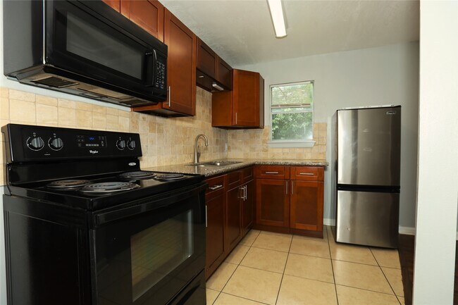 Building Photo - 713 S Valderas St