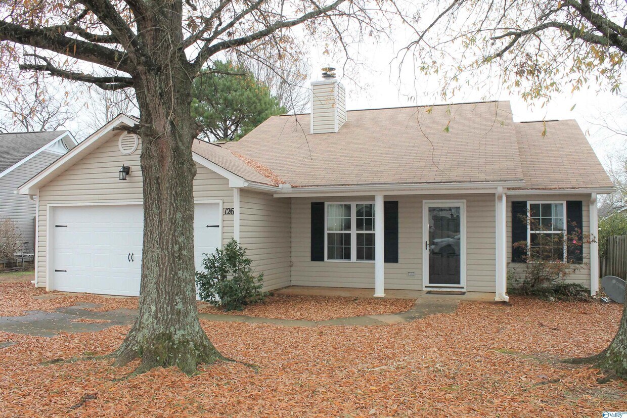 Primary Photo - 126 N W Sugar Bluff Ln