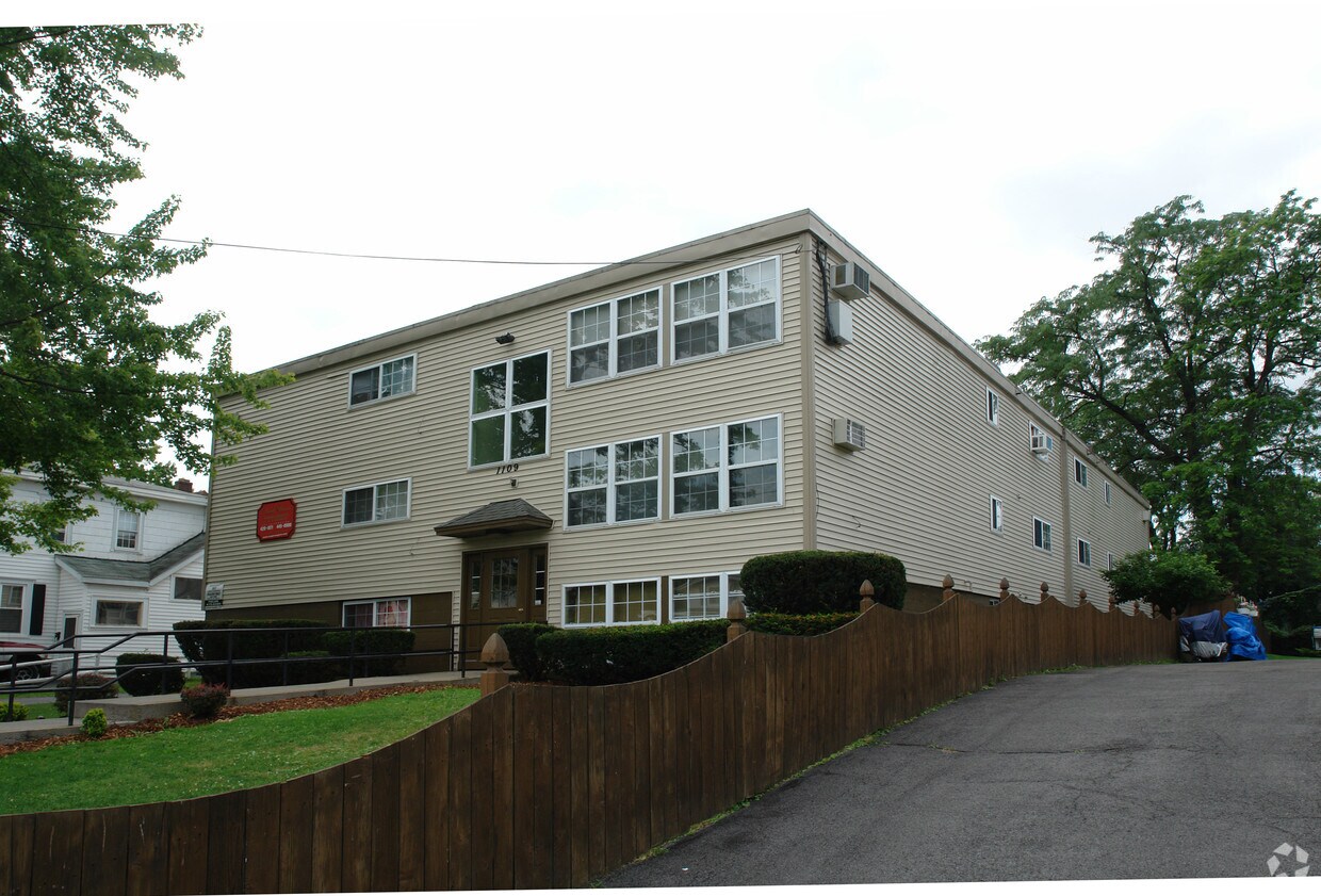 Primary Photo - 1107-1109 1st North St