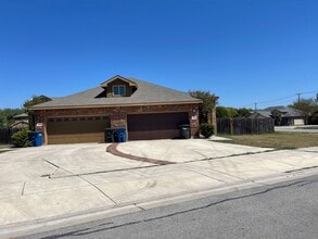 Building Photo - 918 Brown Rock Dr
