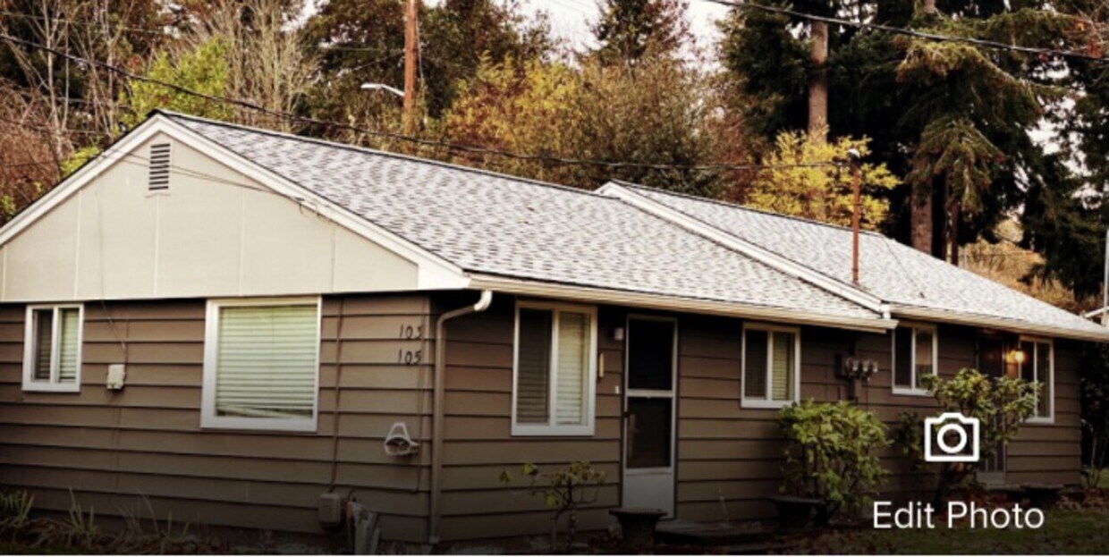 Building Photo - Beautiful Home in Serene Lake Setting