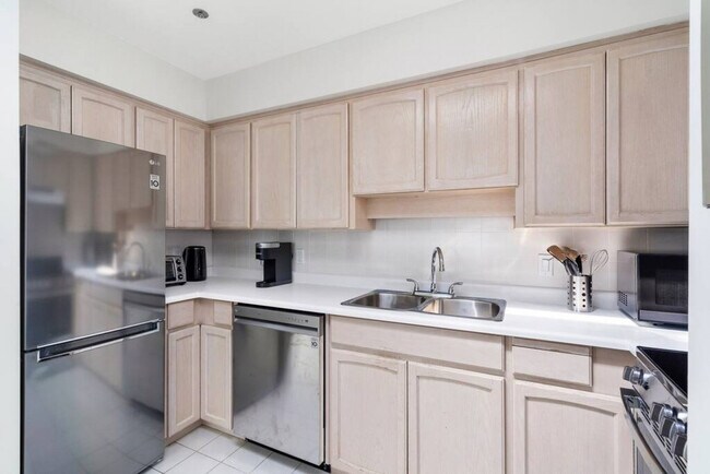 Building Photo - 1126 W 11th Ave