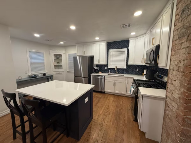 Building Photo - 1233 NE 14th St