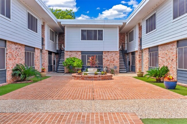 Building Photo - 2011 Marshall St