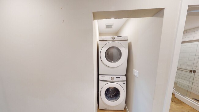 Building Photo - NEW 4BD/2BA!! Easy Walk to Campus