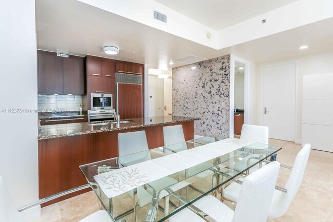 Foto del edificio - 15811 Collins Ave