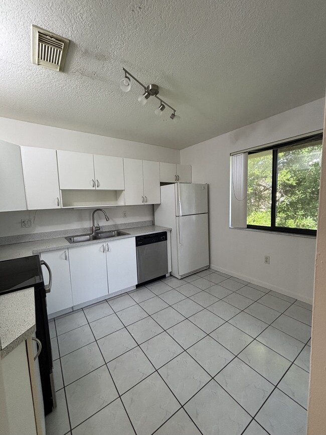 Kitchen - 9688 SW 138th Ave