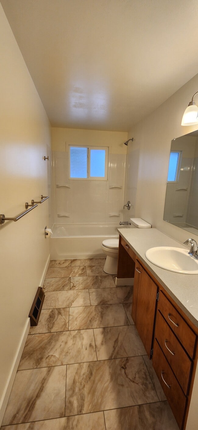 Building Photo - 806 W Westview Ave