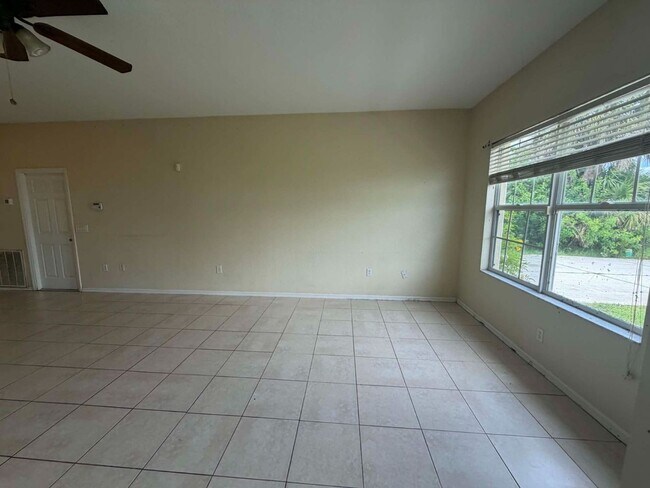 Foto del edificio - COMING SOON!!! Charming 3/2/2 car garage home in North Port