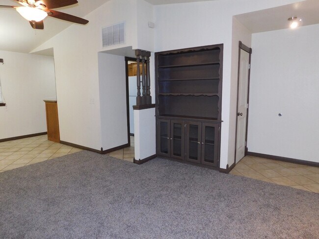 Foto del edificio - 4813 Woodview Dr