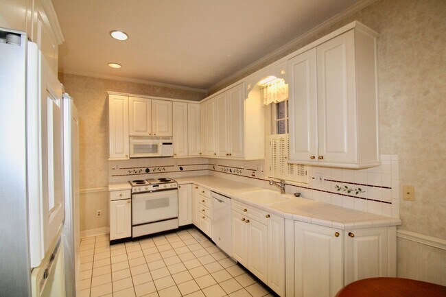 Building Photo - Gorgeous Waterfront Home in Shipoke!