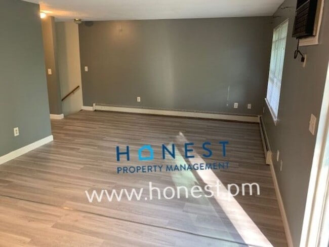 Building Photo - 2647 W River Rd