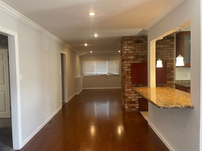 Building Photo - Welcome Home to 5 bedrooms 3 baths!