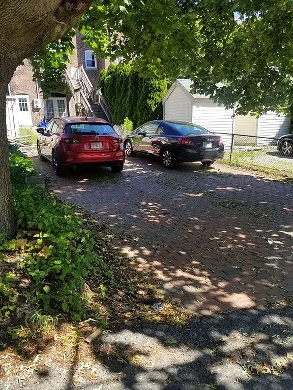 Tandem Parking-left side - 42 Leamington Rd