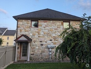 Building Photo - 831 Murray Ave