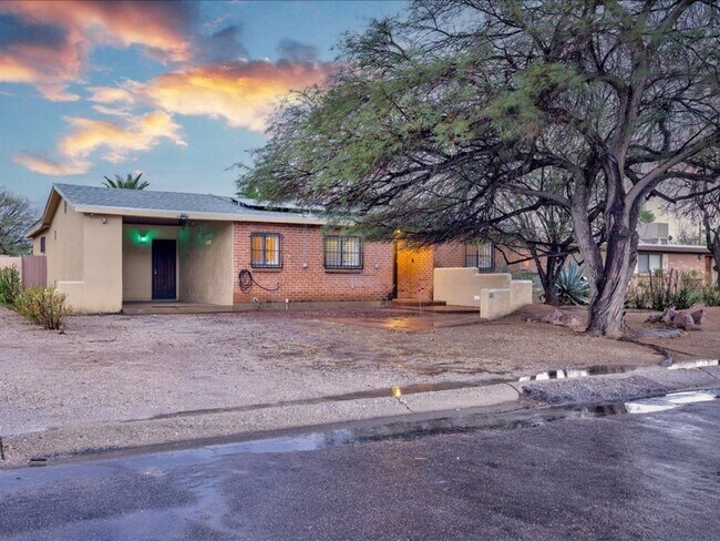 Building Photo - 3 Bedroom 2 Bathroom
