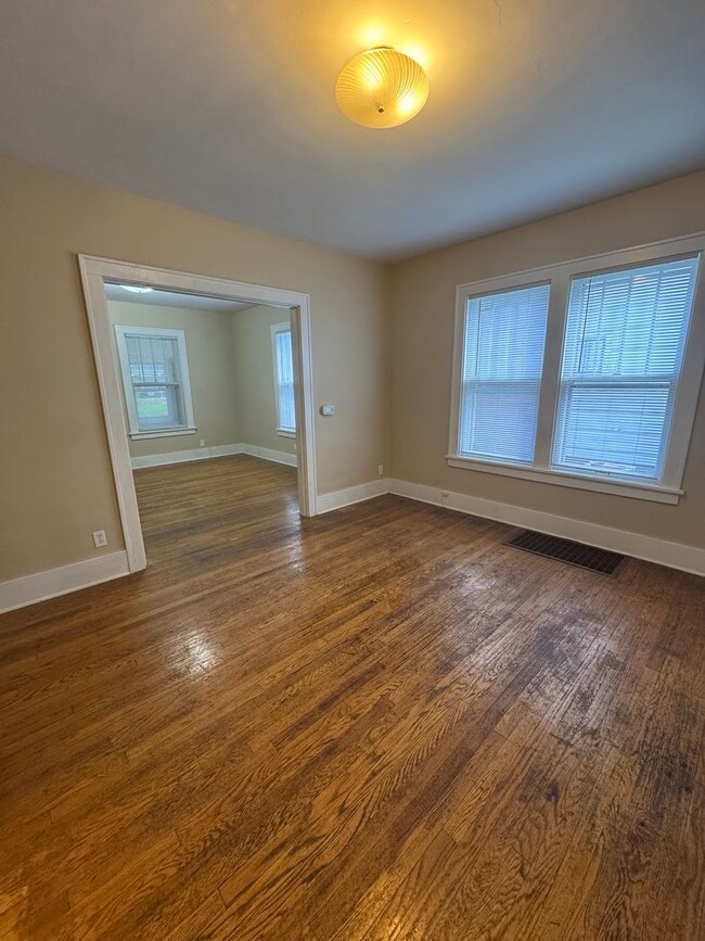 Building Photo - 4 Bedroom Right on Purdue Campus - AVAILAB...