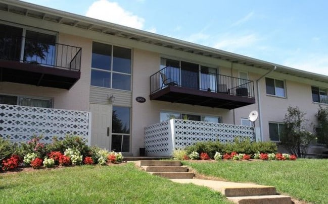 Foto del edificio - Round Hill Apartments of Chevy Chase