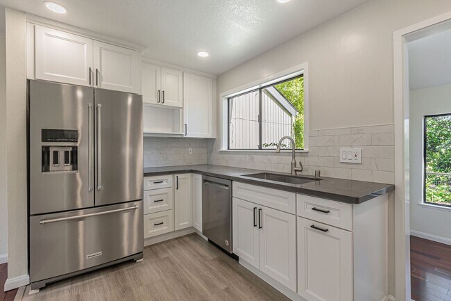 Foto del edificio - Beautiful Remodeled 3 Bedroom Townhome