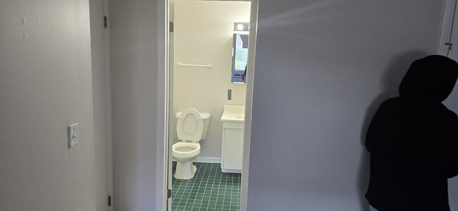 Building Photo - 910 E Old Willow Rd