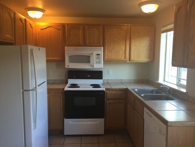 Building Photo - Conveniently Located 2 Bed/1.5 Bath Townhome in SW Redmond