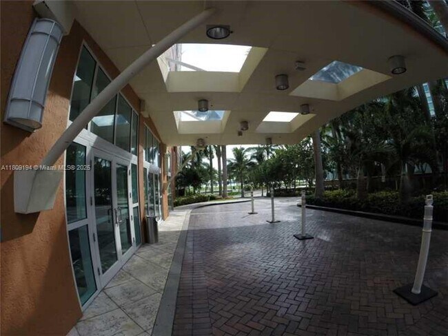 Building Photo - 2000 N Bayshore Dr