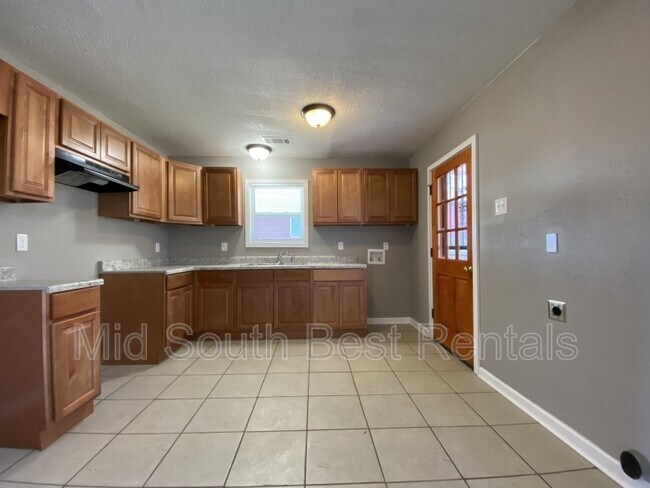 Building Photo - 3923 Oakshire St