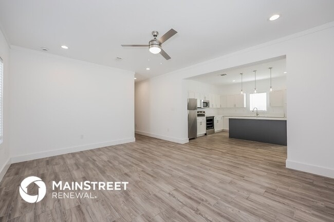 Building Photo - 1605 Daniel St