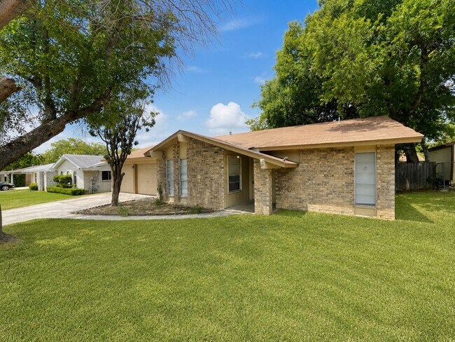 Foto del edificio - Spacious single-story rental offering 3 bedrooms, 2 full baths and approximately 1,405 square fee...