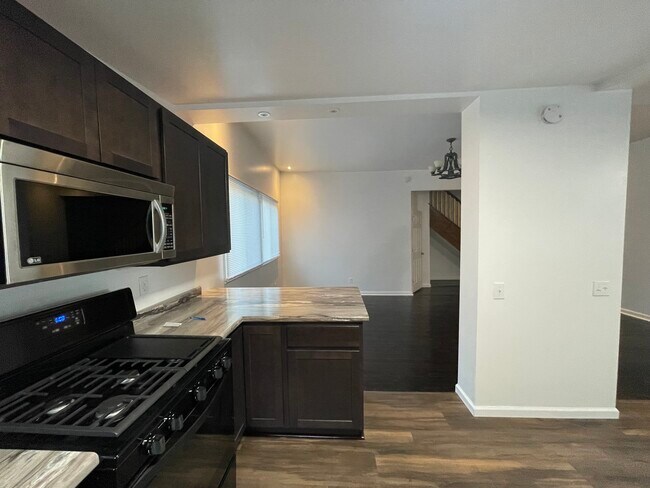 Building Photo - 111 E Chestnut St