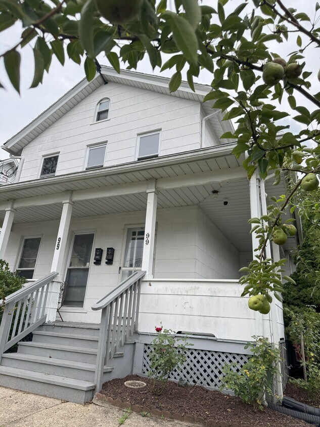 Primary Photo - 99 Oak St