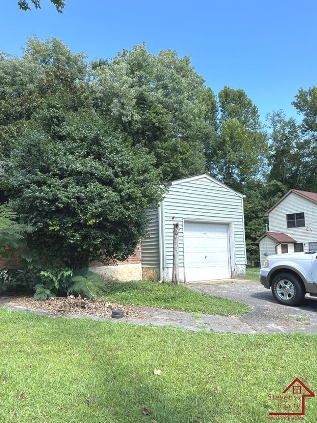 Building Photo - 409 Donaldson Rd