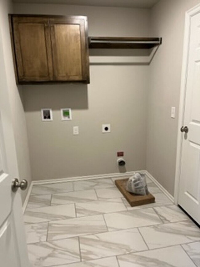 Building Photo - BRAND NEW HOME!