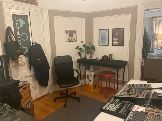 Segundo (habitación más pequeña con armario y tragaluz - 565 MacDonough St