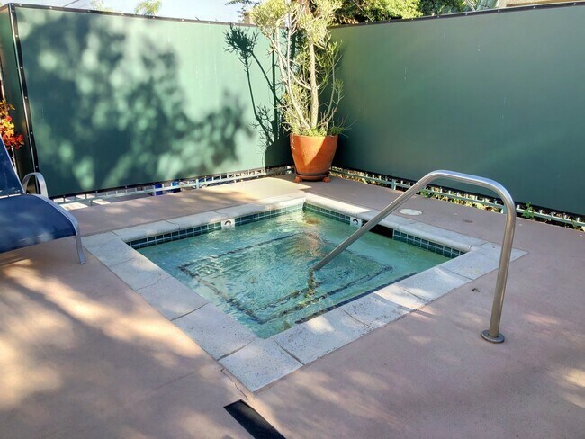 Foto del edificio - Top-Floor large condo on tree-lined street