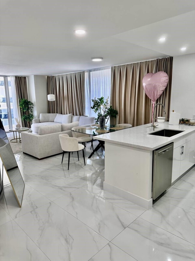 Building Photo - 1830 S Ocean Dr