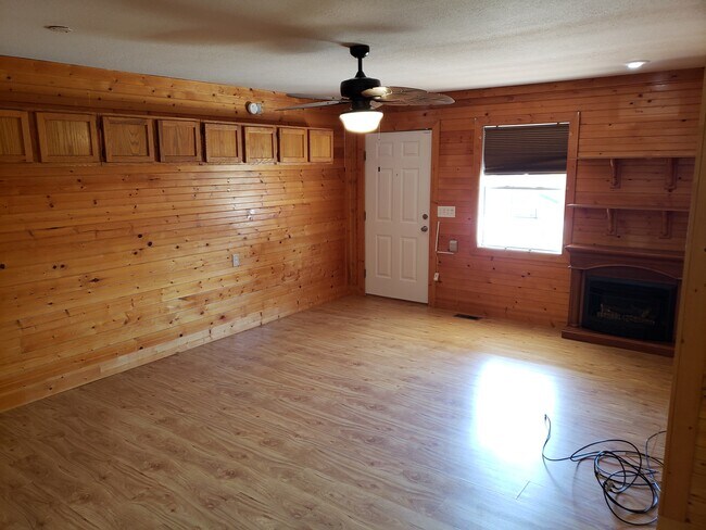 Building Photo - 633 Russell Ave