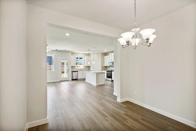 Foto del edificio - 586 Avisa Dr