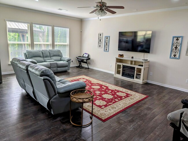 Building Photo - Beautiful home located in Chapel Cove subd...