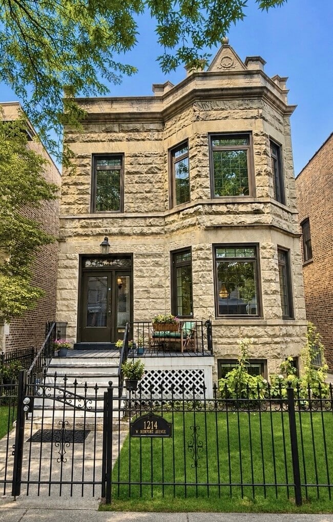 Building Photo - 1214 W Newport Ave