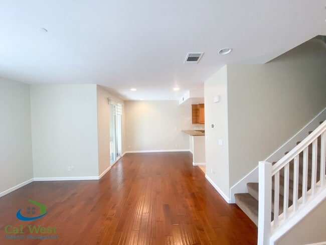 Foto del edificio - $3795 - 3 Bed/2.5 Bath Tri-level Townhome ...
