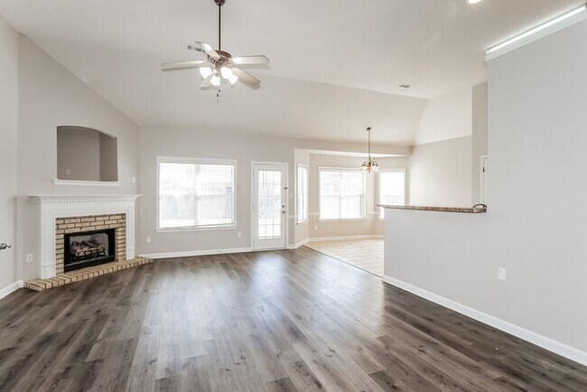 Foto del edificio - 1516 Sawmill Creek Ln