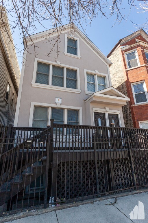 Foto del edificio - 2440 N Ashland Ave
