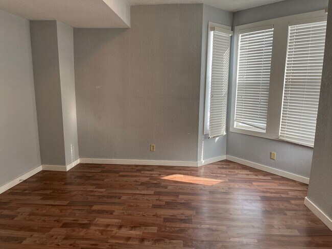 Building Photo - 421 Mount Ida