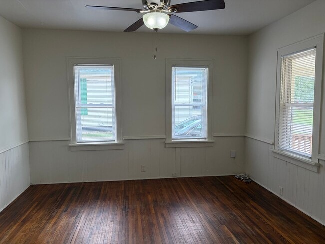 Building Photo - 1404 S Center