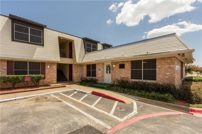 Building Photo - 3700 N Town E Blvd