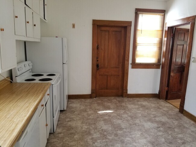 Foto del edificio - Large 4 bedroom, 2 bath home-Beautiful hom...