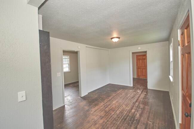 Building Photo - 137 E Dodge St